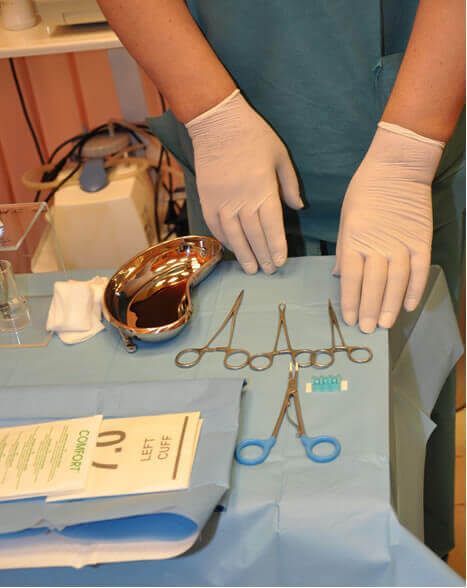Widok podstawowych narzędzi chirurgicznych służących do zabiegu wazektomii